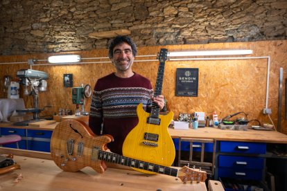 Javier, con una de sus guitarras en el mirador de Pereña sobre los cañones del Duero.