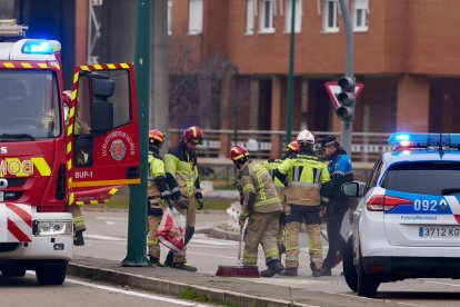 Policías Municipales y Bomberos de Valladolid en el lugar del accidente.