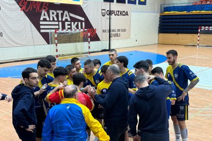 Pisonero, con sus jugadores en el amistoso de Artaleku.