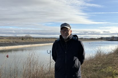 Rufino García posa junto a una de las cuatro balsas de agua.