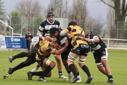 Un momento del derbi regional entre El Salvador y Burgos.