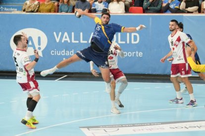 Mahmoud Abdelazize lanza ante Logroño en el duelo jugado en Huerta del Rey.