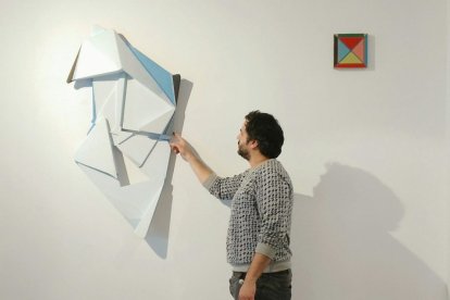 Carlos Cartaxo junto a una de sus obras en una exposición pasada