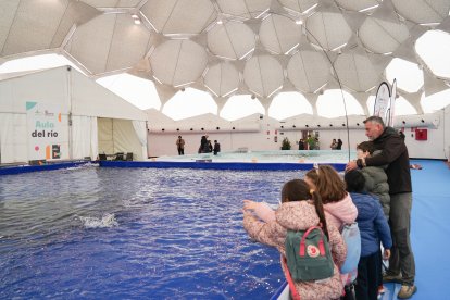 Unos niños aprenden a pescar en la Cúpula del Milenio.