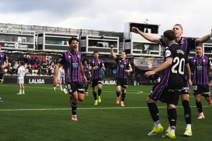 Meseguer (8) se dirige hacia Chuki, lanzador del córner en Ceuta que remató a gol el centrocampista.