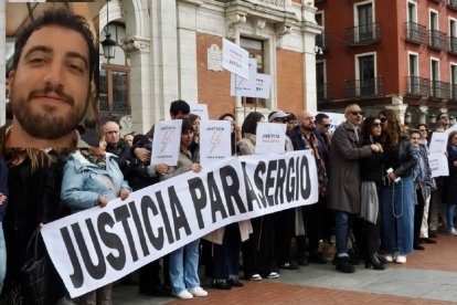 Concentración en Valladolid en repulsa por el crimen en Burgos de Sergio Delgado, en la foto pequeña.