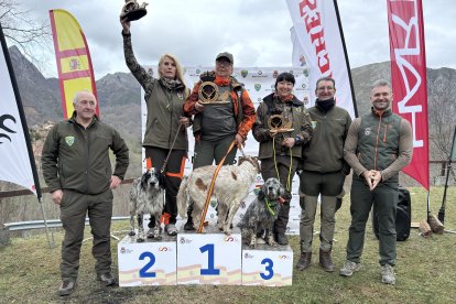 Pódium nacional femenino, con Eva Rius, subcampeona y Mónica Ojeda, tercera y escoltando a Lola Abellán.