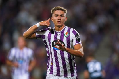 Chuki celebrando un gol con el Real Valladolid.