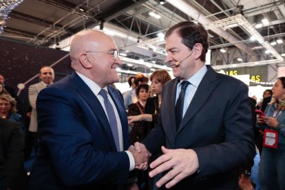 El alcalde de Valladolid, Jesús Julio Carnero, y el presidente de la Junta, Alfonso Fernández Mañueco, en Fitur.