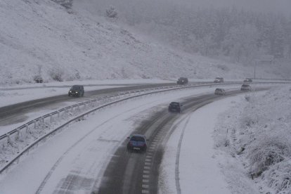 La carretera CL-631 entre Ponferada y Villablino (León), afectada por el temporal de nieve