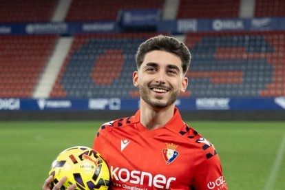 Raúl Moro, con el uniforme de Osasuna.