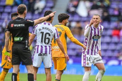 Alejo protesta al árbitro tras su expulsión.