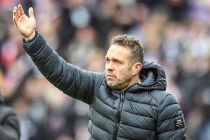 Tevenet da indicaciones en el partido en casa contra el Albacete.