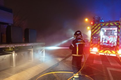 Un bombero de la Diputación de Valladolid durante una intervención.