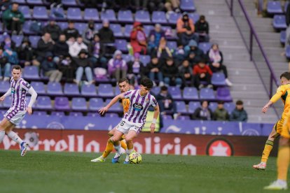 Maroto con el balón, ante un cada vez más despoblado Zorrilla.