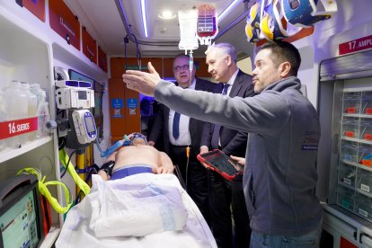 Alejandro Vázquez y Antonio Largo, esta mañana, en la ambulancia del CSCA