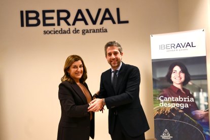 La presidenta de Cantabria, María José Sáez, y el presidente de Iberaval, César Pontvianne durante la inaguración de la nueva sede de Iberaval