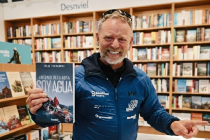 Antonio de la Rosa con su libro 'Soy agua'