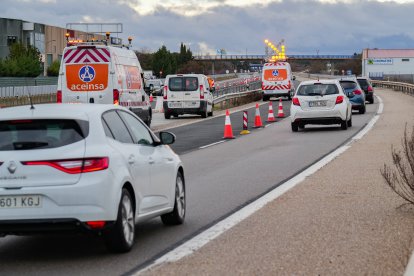 Desvío del tráfico por un solo carril a causa de las obras de conexión de la A-11 con los dos tramos en ejecución.