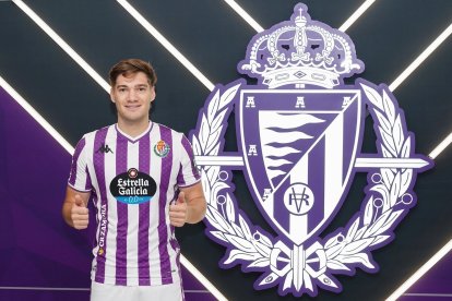 Lucas Sanseviero, con su nuevo uniforme ante el escudo del club.
