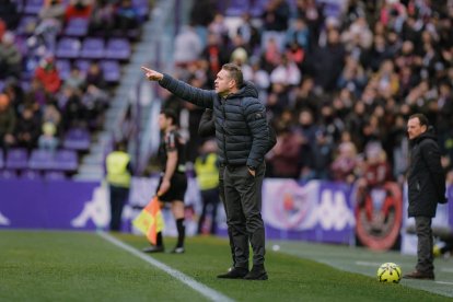 Tevenet hace una indicación durante el partido frente al Albacete.
