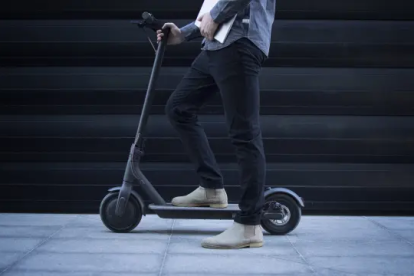 Una persona circula en una patinete eléctrico.