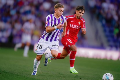 Chuki y Kevin Medina pugnan por un balón en el Real Valladolid-Córdoba de la primera vuelta (0-0).