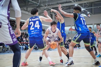 Juangar, con el balón entre los defensores del Castillo de Gorraiz.