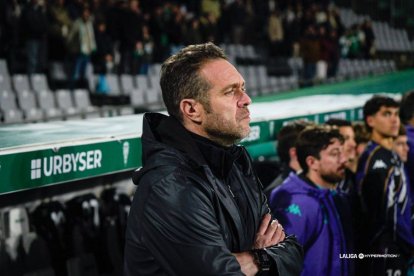 Luis Tevenet antes del partido en Córdoba.