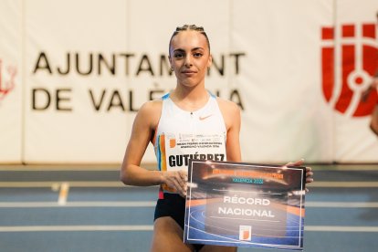 Claudia Gutiérrez, con su placa conmemorativa del récord.