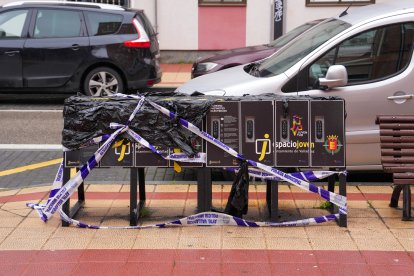 Cargadores de patinetes precintados enfrente del Espacio Joven Zona Norte.