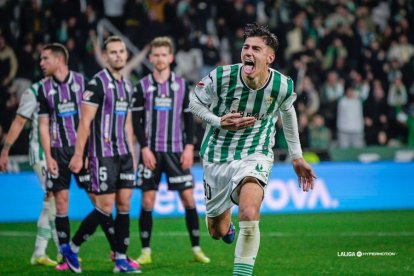 Requena celebra su gol ante los estáticos Tomeo, Martínez y Erlien.