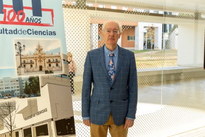 El catedrático emérito de Física Atómica, Molecular y Nuclear en la Universidad de Valladolid , Julio A. Alonso Martín.