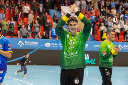 Nagy saludando a la afición del Recoletas en la campaña 23-24.