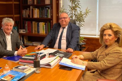Sarbelio Fernández, Alejandro Vázquez y Violeta Martínez durante la reunión.