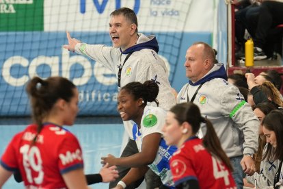 Salva Puig dando instrucciones durante el duelo copero ante Porriño.