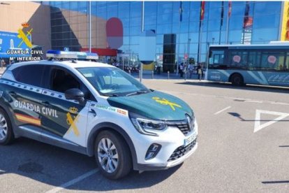Guardia Civil frente a Río Shopping.
