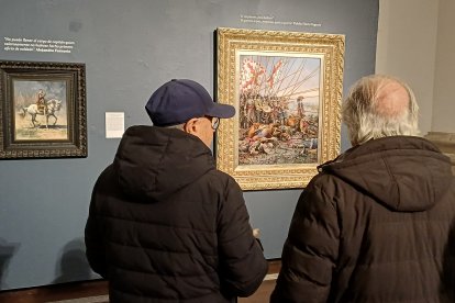 Dos hombres contemplan 'Alférez de los Tercios Españoles' junto al óleo dedicado a Alejandro Farnesio.