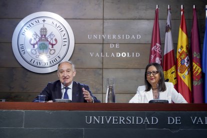 El rector Antonio Largo junto a la vicerrectora de Estudiantes y empleabilidad Cristina de la Rosa.