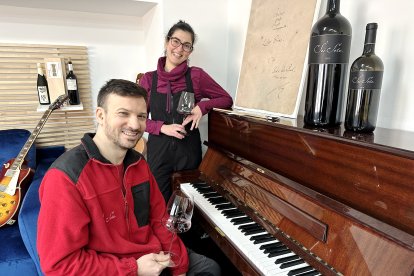 Michael Zacagnini y María Gamboa, en una sala de la bodega con sus vinos sobre el teclado del piano