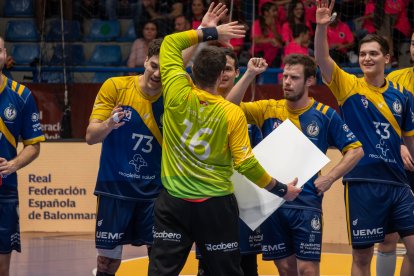 César Pérez, felicitado por sus compañeros tras ser declarado  'Talent of the match'