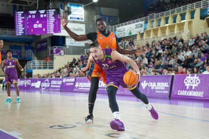 Arqués supera a Correia en un uno contra uno.