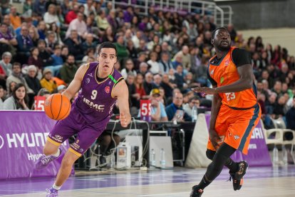 Pau Isern en una transición subiendo el balón.