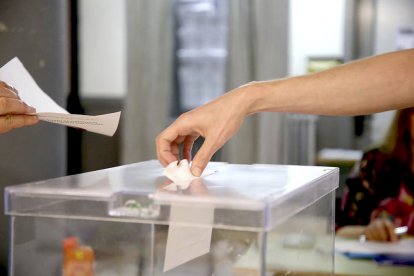 Un ciudadano deposita su voto en una jornada electoral.