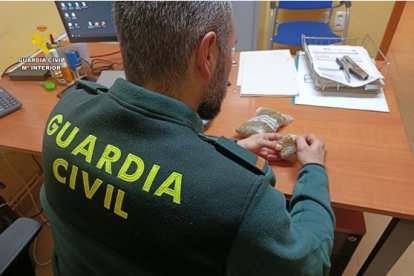 Un guardia civil con el material incautado.