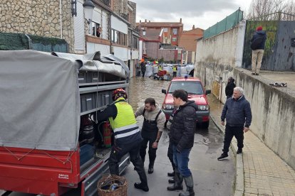 Los trabajos de achique tras la inundación de Viana