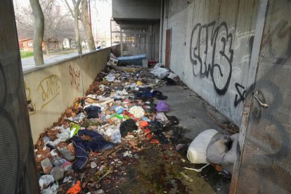 Basura acumulada en la parte de atrás del antiguo Mercado Central de San Isidro.