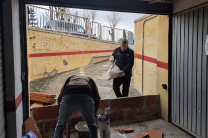 Vecinos de Tudela de Duero preparan un muro para prevenir una posible entrada del agua