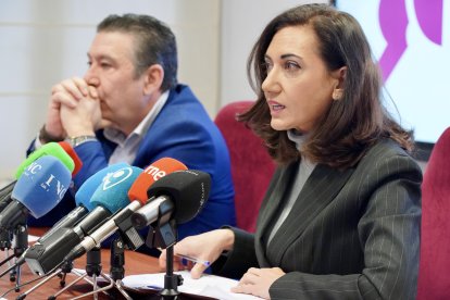 La secretaria general de Unión del Pueblo Leonés y candidata a las Cortes, Alicia Gallego, y el vicesecretario general de UPL y número 2 de la lista, Luis Mariano Santos