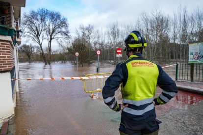 Casas y calles afectadas por la crecida del río Duero